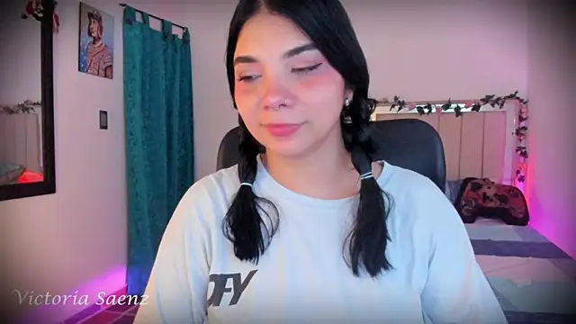 Snapshot of victoriaasaenz_ chatting on 12.17.25 victoriaasaenz online show from 12.17.25