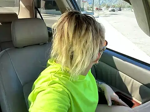 Snapshot of SummerBlueMoon chatting on 02.28.26 SummerBlueMoon online show from 02.28.26