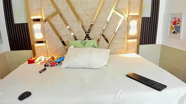 Athenea Mills online show from 12.26.24