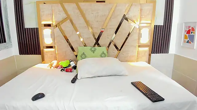 Athenea Mills online show from 12.27.24