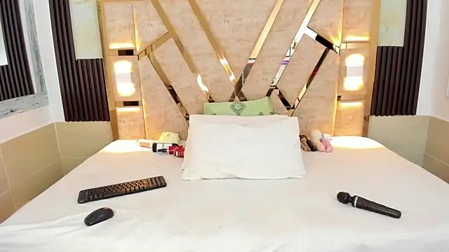 Athenea Mills online show from 01.18.25