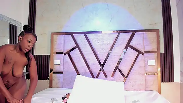 Athenea Mills online show from 12.04.25