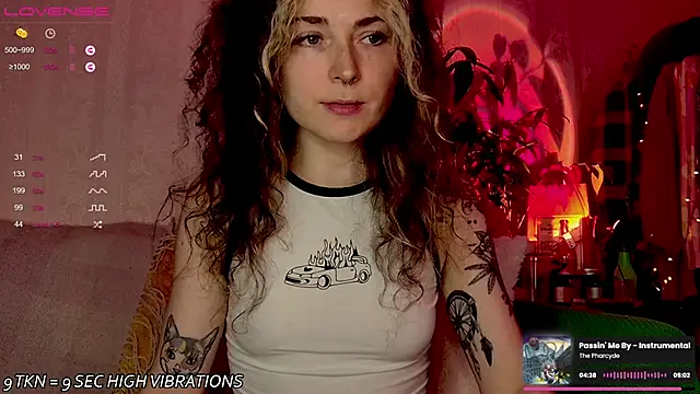 Snapshot of IttyKitty chatting on 09.13.25 IttyKitty online show from 09.13.25