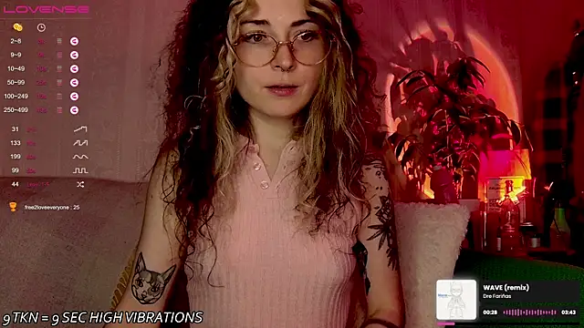 Snapshot of IttyKitty chatting on 09.26.25 IttyKitty online show from 09.26.25