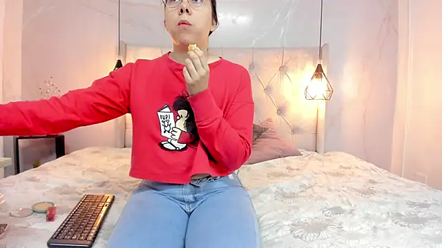 Snapshot of SakuraLee_ chatting on 12.02.25 SakuraLee online show from 12.02.25