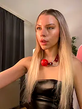 Snapshot of KittyKatyDream chatting on 11.21.25 KittyKatyDream online show from 11.21.25