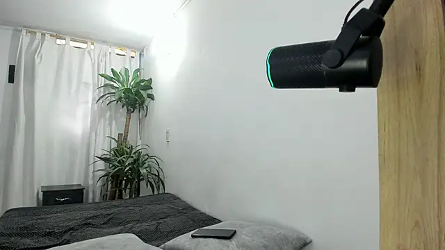 Snapshot of Lia-y-felipe chatting on 11.30.25 Lia-y-felipe online show from 11.30.25