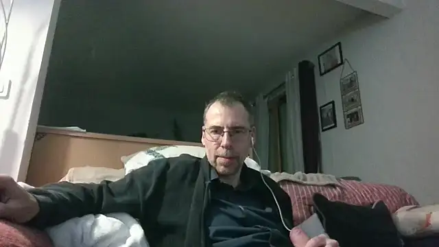 Snapshot of ptitcanard60600 chatting on 05.18.26 ptitcanard60600 online show from 05.18.26
