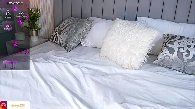 Snapshot of Victoriaxx_ chatting on 10.29.25 Victoriaxx online show from 10.29.25