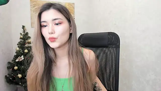Snapshot of AnneTLi chatting on 12.21.24 AnneTLi online show from 12.21.24