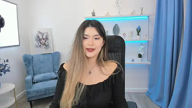 Snapshot of AnneTLi chatting on 10.05.25 AnneTLi online show from 10.05.25