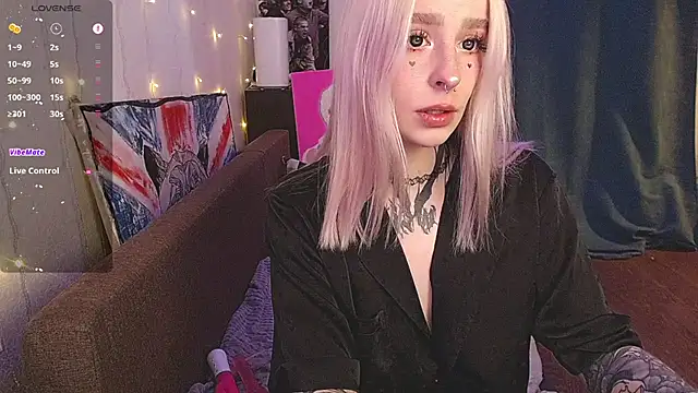 Snapshot of soalice chatting on 02.25.25 soalice online show from 02.25.25