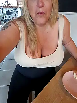 Snapshot of Isabellaa04 chatting on 12.02.24 Isabellaa04 online show from 12.02.24