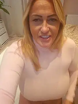 Snapshot of Isabellaa04 chatting on 10.29.25 Isabellaa04 online show from 10.29.25