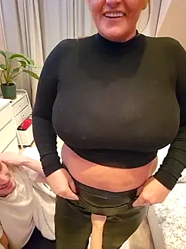 Snapshot of Isabellaa04 chatting on 11.14.25 Isabellaa04 online show from 11.14.25