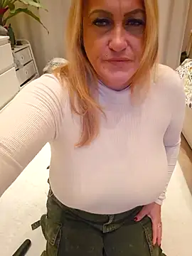 Snapshot of Isabellaa04 chatting on 11.28.25 Isabellaa04 online show from 11.28.25