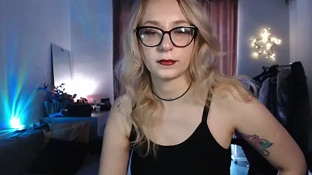 Snapshot of welliza chatting on 10.16.25 welliza online show from 10.16.25