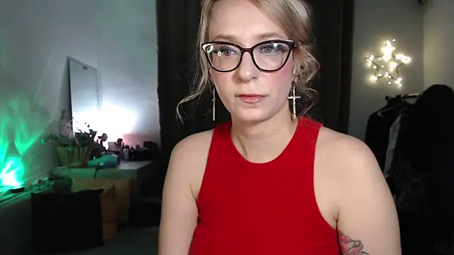 Snapshot of welliza chatting on 10.19.25 welliza online show from 10.19.25