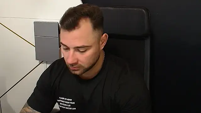 Snapshot of DuncanStone chatting on 10.18.25 DuncanStone online show from 10.18.25