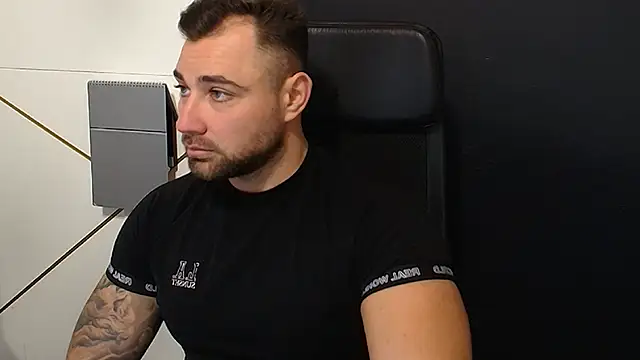 Snapshot of DuncanStone chatting on 10.26.25 DuncanStone online show from 10.26.25