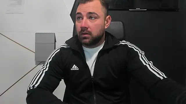 Snapshot of DuncanStone chatting on 11.30.25 DuncanStone online show from 11.30.25