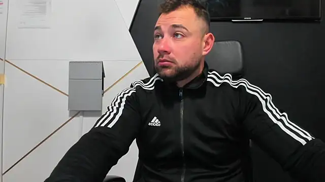 Snapshot of DuncanStone chatting on 12.05.25 DuncanStone online show from 12.05.25