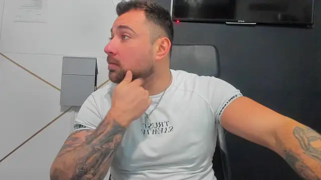 Snapshot of DuncanStone chatting on 01.08.26 DuncanStone online show from 01.08.26