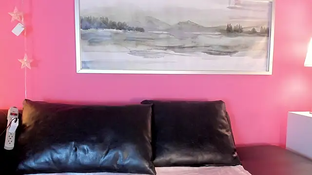 Tiffanysurez  online show from 11.21.25