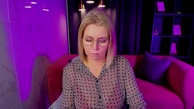 Annie Light online show from 10.09.25