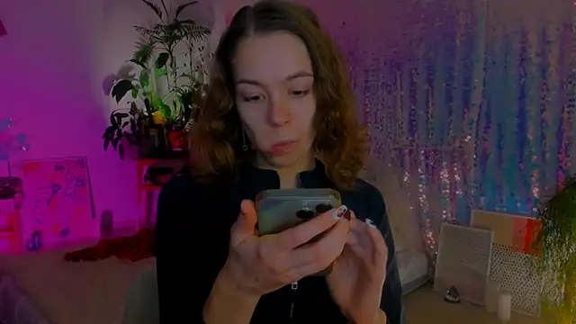 Snapshot of poli__ chatting on 12.20.24 poli   online show from 12.20.24