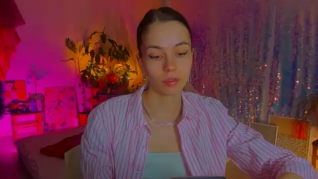 Snapshot of poli__ chatting on 03.21.25 poli   online show from 03.21.25