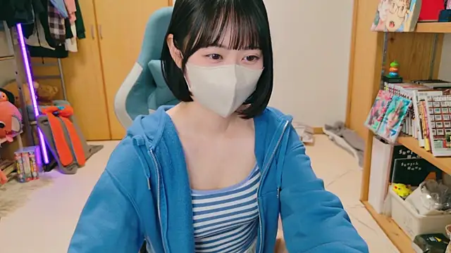 Snapshot of HIKARI_x0 chatting on 12.13.24 HIKARI x0 online show from 12.13.24