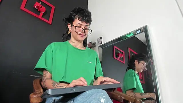 Snapshot of trinitty chatting on 03.10.25 trinitty online show from 03.10.25