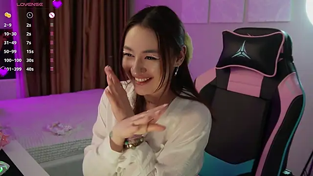 Snapshot of Fiona-Love chatting on 04.18.26 Fiona-Love online show from 04.18.26