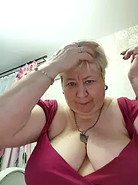 Snapshot of EffectFiona chatting on 01.18.26 EffectFiona online show from 01.18.26