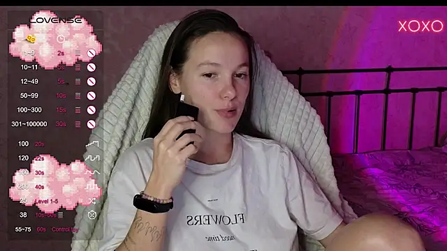 Snapshot of lil_luna_x chatting on 12.10.24 lil luna x online show from 12.10.24