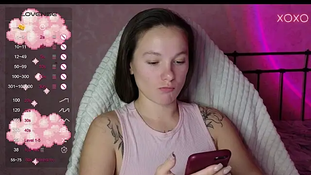 Snapshot of lil_luna_x chatting on 12.12.24 lil luna x online show from 12.12.24