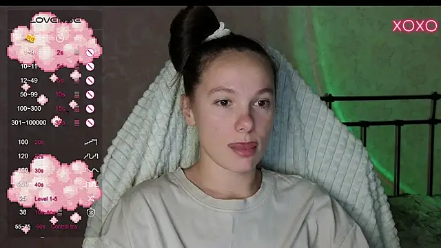 Snapshot of lil_luna_x chatting on 12.12.24 lil luna x online show from 12.12.24