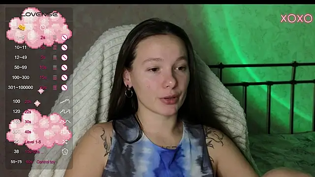 Snapshot of lil_luna_x chatting on 12.14.24 lil luna x online show from 12.14.24