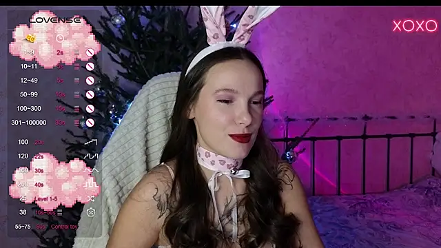 Snapshot of lil_luna_x chatting on 12.24.24 lil luna x online show from 12.24.24
