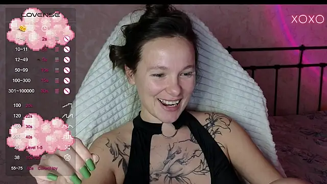 Snapshot of lil_luna_x chatting on 01.10.25 lil luna x online show from 01.10.25