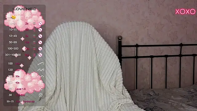 Snapshot of lil_luna_x chatting on 02.16.25 lil luna x online show from 02.16.25