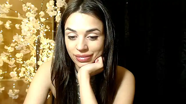 Snapshot of Mika_Gold chatting on 12.19.24 Mika Gold online show from 12.19.24