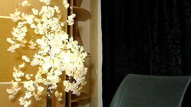 Snapshot of Mika_Gold chatting on 12.25.24 Mika Gold online show from 12.25.24