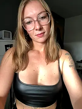 BunnyDiamond1 online show from 10.24.25