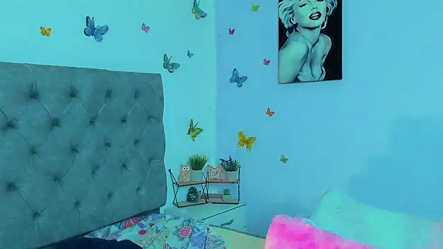 Snapshot of mabellfox chatting on 12.30.24 mabellfox online show from 12.30.24