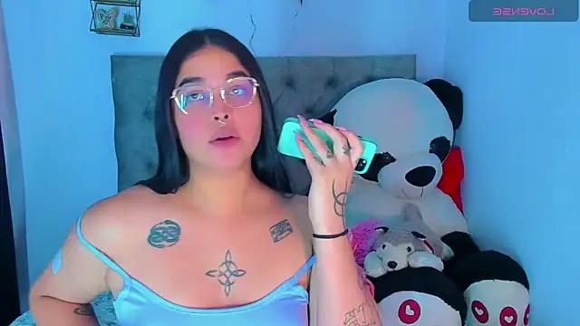 Snapshot of mabellfox chatting on 10.19.25 mabellfox online show from 10.19.25
