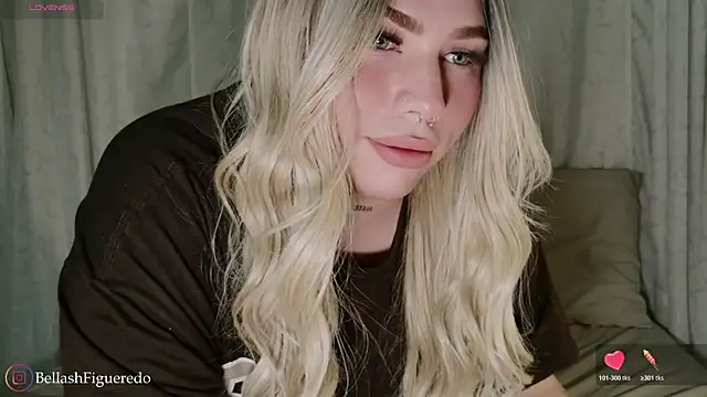 Snapshot of IsabellaFigueredo__ chatting on 10.27.25 IsabellaFigueredo online show from 10.27.25