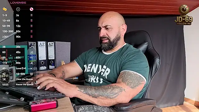 Snapshot of JD-69 chatting on 11.08.25 JD-69 online show from 11.08.25