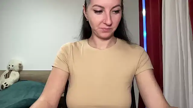 Snapshot of beauty_bella chatting on 12.18.24 beauty bella online show from 12.18.24